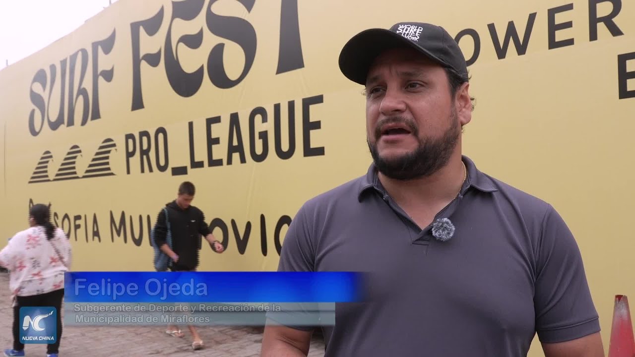 Surfistas latinoamericanos se miden en las olas de la capital peruana