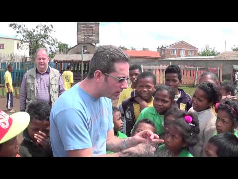 Pastorul Danut Hada reuseste sa numere in limba malgasa +  mic interviu