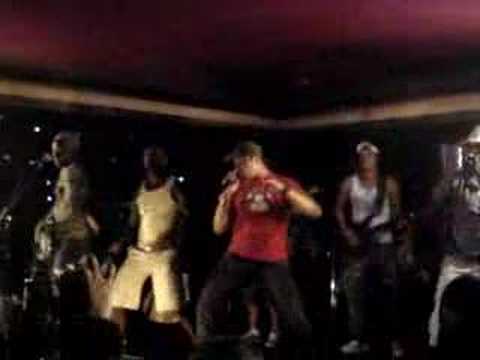 d corpo inteiro / a casa estremece