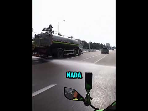 O Motociclista vs A Máquina de Jato D'água - e o Herói Inesperado Que o Salvou de um Banho!🌊🔥