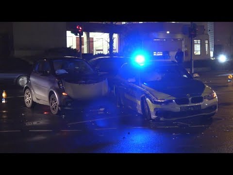 Streifenwagen auf Alarmfahrt kollidiert mit PKW - 2 verletzte Polizisten in Bonn am 11.12.17
