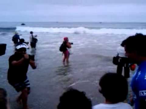 8/2/15 PRO SURFER ALEX RIBEIRO COMES TO SHORE AFTER Q-FINAL v FELIPE TOLEDO, US OPEN SURF HB