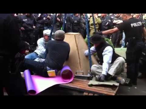 1. Mai 2013 in Berlin - Demonstranten ketten sich an Betonklotz fest