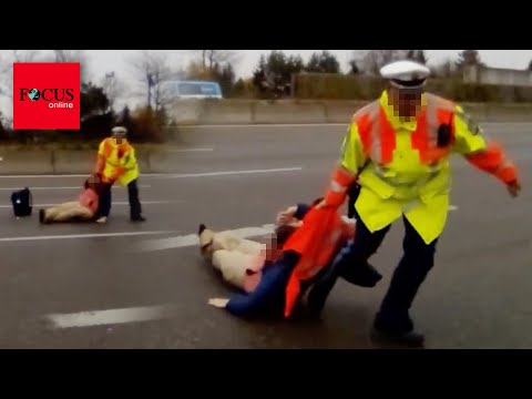 Polizist zieht Aktivistin von A9, bevor sie sich festkleben kann