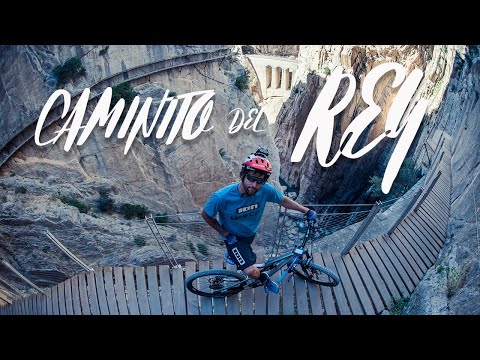 David Cachn mit dem Mountainbike auf dem Caminito del Rey unterwegs