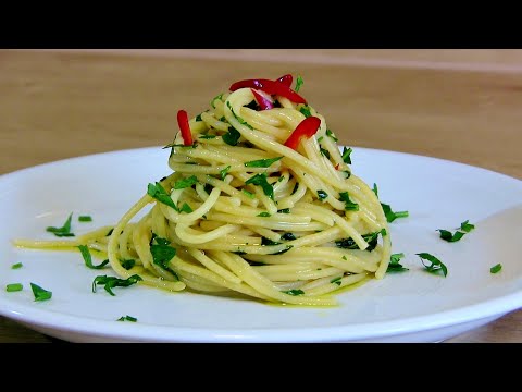 Spaghetti aglio olio e peperoncino - espaguete picante com alho - com alho, azeite, pimenta e salsa