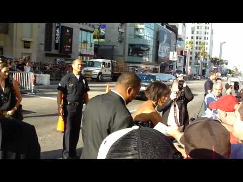 Angela Bassett signing autographs for fans at the green lantern premiere