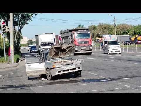 Мотоциклист, въехав в водительскую дверь, чуть не порвал Ладу пополам ценой своей жизни