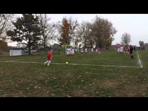 Rzut wolny w wykonaniu ŁTS Łabędy w meczu ze Zrywem Radonia