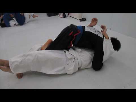 ハーフガードの足抜き基本【江東区森下・大人の格闘技習い事教室】