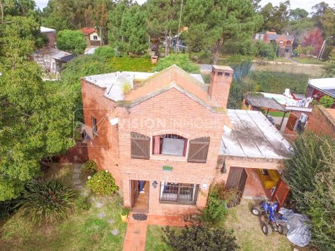 Casa moderna 2 dorm, 2 baños, 409 m2 terreno y 157m2 construidos, Fortin de Santa Rosa, con buen fondo y barbacoa, Garaje.