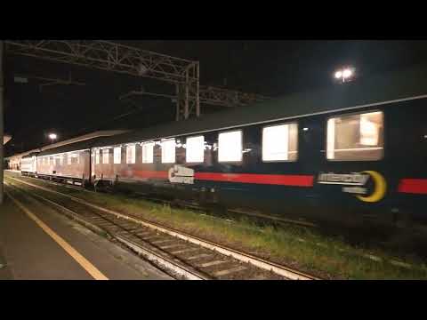 Intercity Notte 798 ferma nella stazione di Orte.