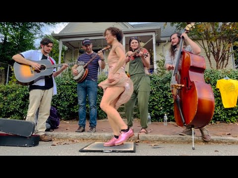 Miss Moonshine Buckdances Fastest Bluegrass Fiddle Tune Ever - Chomp and Stomp ‘22 - Yellow Dandies