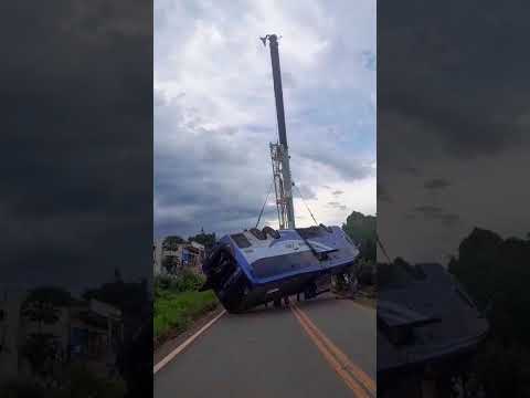 Destombando ônibus que tombou em vala em Acaua de Minas municipio de Leme do Prado MG. Sem vítimas.