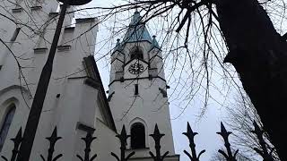 Bicie dzwonów elektronicznych w parafii w Brzesku.