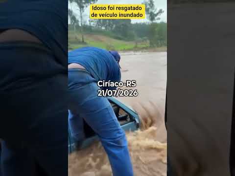 Idoso resgatado depois da inundação causada pelas fortes chuvas no Rio Grande do Sul #shorts