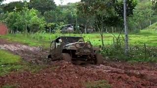 preview picture of video 'club4x4Panama-las petras-jeep cj7 V8-adolfo que pasó-sticky mud throwing.avi'