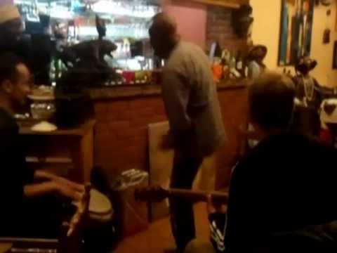 Julien Jacob en boeuf totalment improvisé dans un restaurant africain !