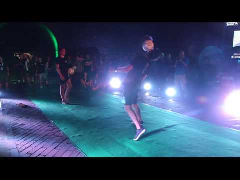 [1/4 BATTLE] Carabao Freestyle Football World Cup 2017: MICHRYC (POLAND) VS ERLEND (NORWAY)