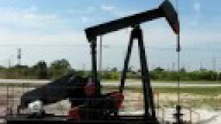 preview picture of video 'Lufkin Pumpjack In Baytown Texas 2008'