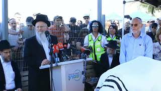 שידור חי מהלווית הקדוש מאיר תמרי הי"ד (קורבן הפיגוע בחרמש) - התמונה מוצגת ישירות מתוך אתר האינטרנט יוטיוב. זכויות היוצרים בתמונה שייכות ליוצרה. קישור קרדיט למקור התוכן נמצא בתוך דף הסרטון