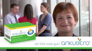 Video-Thumbnail von Produktvideo: lächelnde ältere Frau im Büro mit drei Kollegen im Hintergrund, darüber Packshot 'osteo plus K2' mit Ankubero-Logo und Claim 'Ich fühl' mich gut'