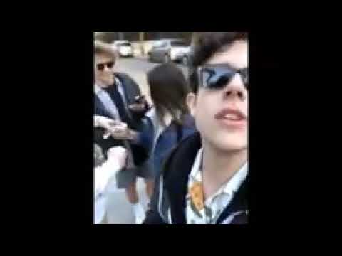 Julio Peña le da su chamarra a Isabela Souza / Momento ISULIO 😆