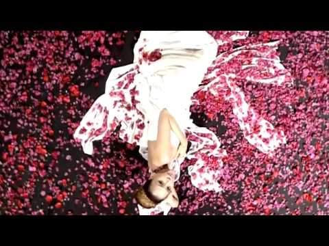 Thể hiện bởi Hồ Quỳnh Hương
