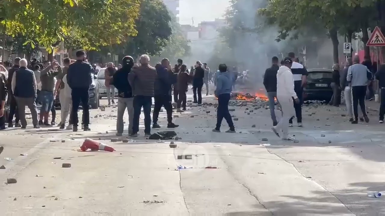 Tensionohet protesta në Durrës, përplasje mes studentëve dhe policisë, disa të shoqëruar. Dëmtohen institucione publike dhe private