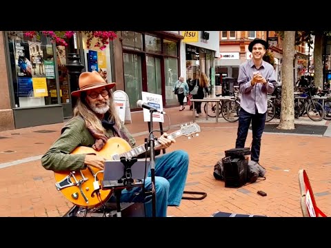 Blues Harp Fun - Busking in Reading - TOTALLY IMPROVISED!
