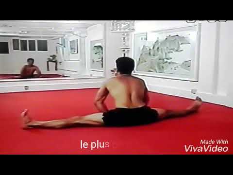 Flexion avant jambes écartées.