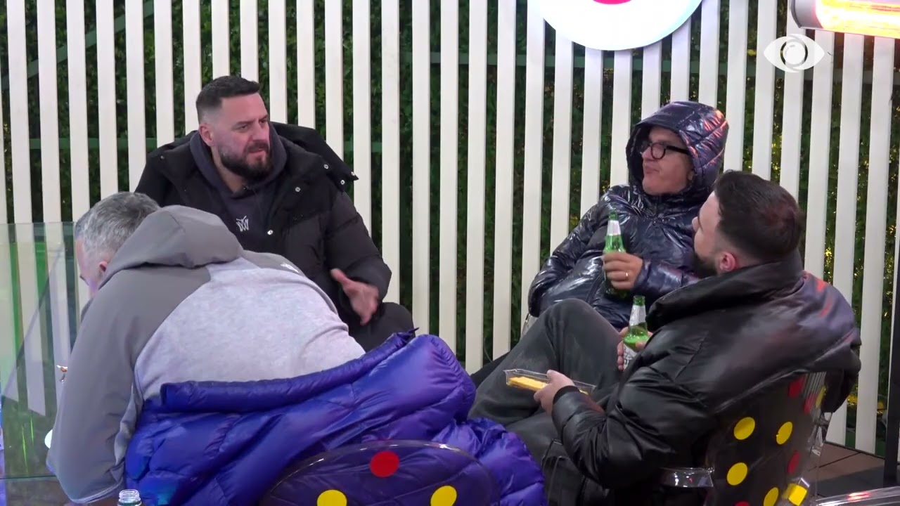 “Nuk kam ardhur të rri me burra që kanë ardhur të gjejnë gra”/ Miri bisedon me banorët në oborr