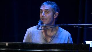 Julien Clerc reprend travailler c’est trop dur en live