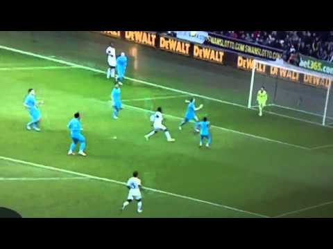Wilfried Bony Elastico vs Vlad Chiriches Swansea vs Tottenham 1 3 19 01 14