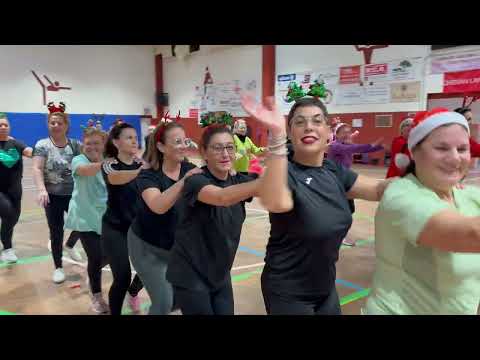El Pabellón Municipal de Deportes acogió ayer jueves una sesión de Zumba Especial Navidad