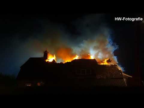 Brand verwoest rietgedekte woonboerderij in Nijeveen