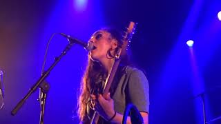 KITTY , DAISY & LEWIS .   Down on my knees .  Le Flow .  Paris