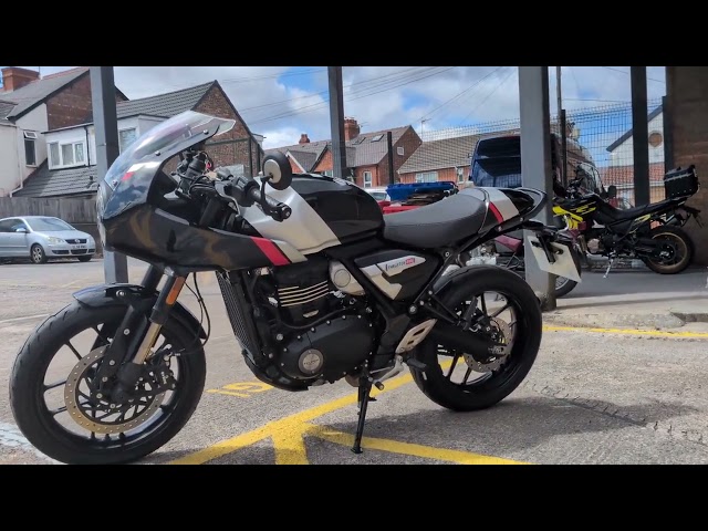 THRUXTON 400