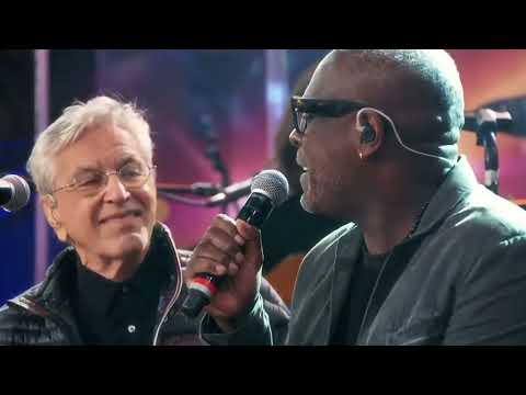 Caetano Veloso e Kleber Lucas emocionam o Altas Horas com “Deus Cuida de Mim” Momento Inesquecível!