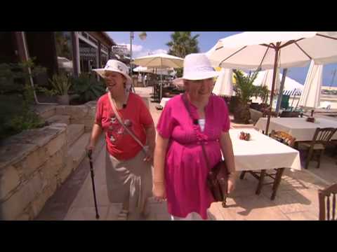 I en anden del af Danmark - Lillie og Lillian kigger på mænd