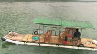 preview picture of video 'Yangshuo area, China, Little boat on Lijiang river  лодка thuyền เรือ ボート perahu bangka नाव Boot'