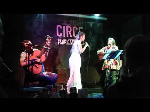 Victoria Birchner , Cecilia Todd y Manu Navarro, guitarra