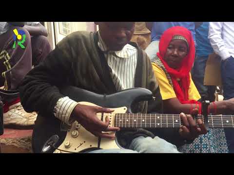 Hagenimana Fabien usanzwe aririmbira abantu ku muhanda arasaba ubufasha bwo kugurirwa  Piano