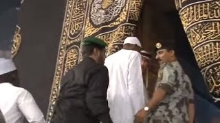 President Buhari Ushered In to Holy Kaaba for Pray
