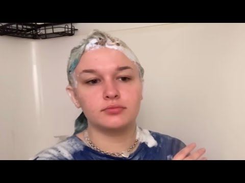 bleaching my hair.. again 