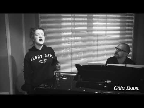 Beata Ernman repeterar inför Forever Piaf - Musikalen