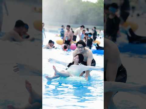 ¡Dicen que el parque acuático está lleno de chicos guapos!
