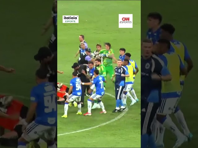 Cruzeiro x Atlético-MG termina em confusão no Mineirão | CNN ESPORTES