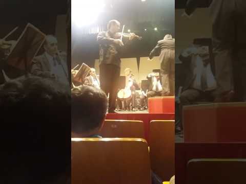 Violinista Xavier Inchausti tocando en el 10mo. aniversario de la Camerata Académica de Montevideo