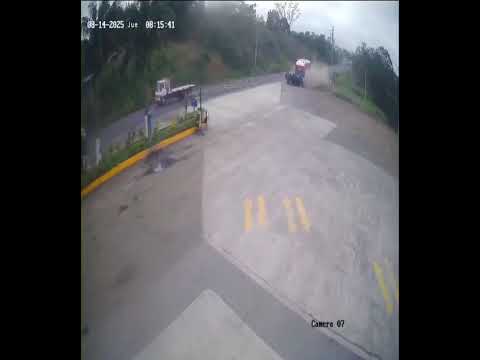 Manabí, cámara captó el accidente de tránsito que ocurrió en la vía #Jipijapa - #Guayaquil.